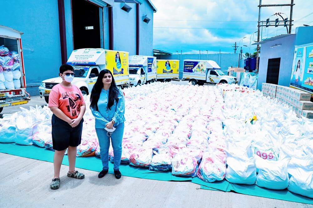 archana kute and aryen kute arranged water, cloths and foodgrains to 5000 flood affected families in maharashtra
