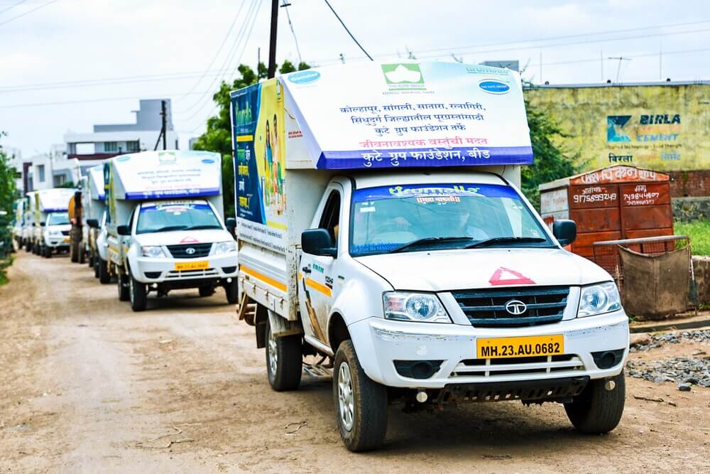 vehicles enroute to flood affected areas carrying aid sent to them by kute group foundation