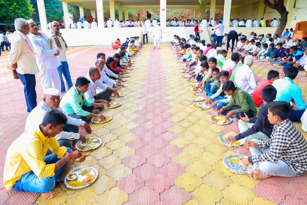 Kute Group Foundation distributed food at temple in 2023