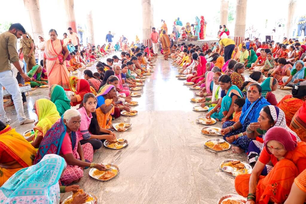 Kute Group Foundation arranged foods for devotees at Mahadev Temple in Sambhaji Nagar
