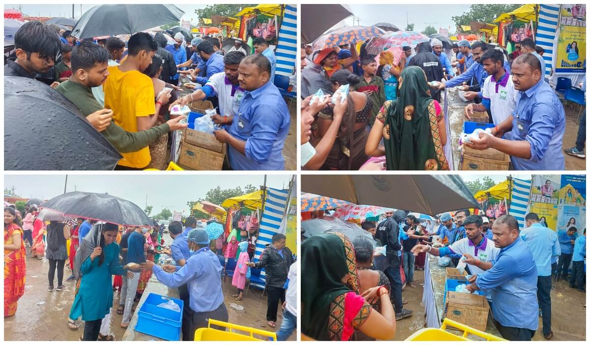 Kute Group Foundation distributing snacks to devotees at aurangabad