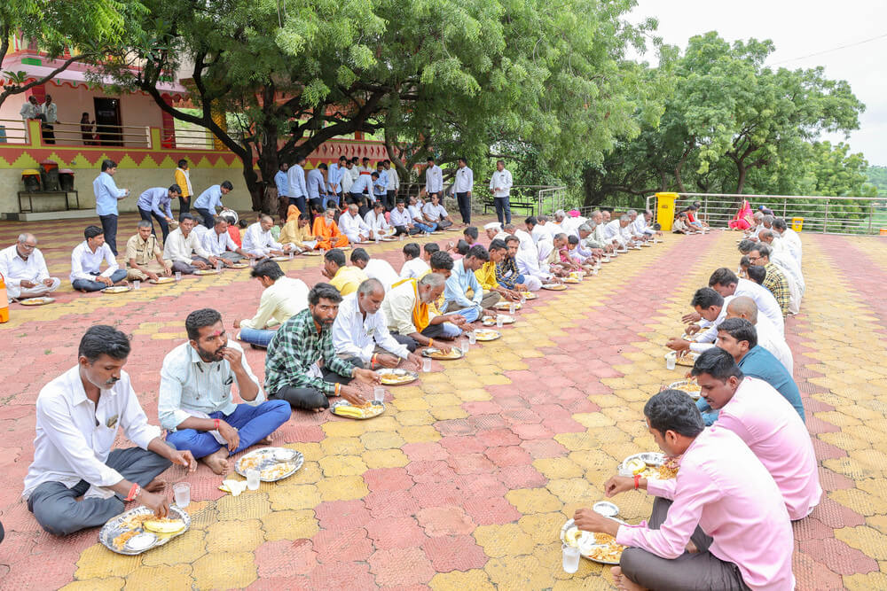 Food arrangement by Kute Group Foundation at Moreshwar Temple